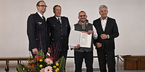 Verleihung der silbernen Ehrennadel des Stadtfeuerwehrverbandes an Thomas Schneider